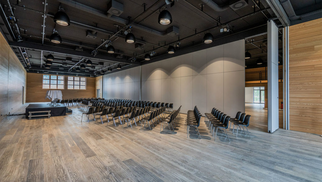 das-moment-litschau-veranstaltungshalle-niederoesterreich-_0005_20220422 Sesselreihen mit Bühne @ MOMENT c2022 www.step